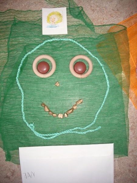 In einem Projekt ging es um Gefühle. Die Kinder legten aus Materialien ein Gesicht und drückten ihre momentane Stimmung aus. Jan ist glücklich, wie man sieht!
