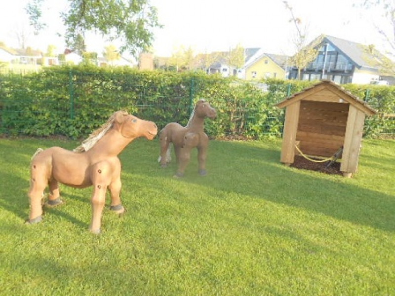Ein Bereich des neuen Außenspielgeländes: Die Ranch mit den Pferden!