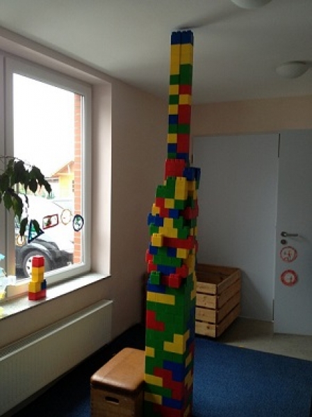 Kinder sind die besten Konstrukteure! Motiviert wurde hier im Flurbereich ein Turm bis zur Decke gebaut. Die Kinder waren ganz stolz und alle mussten ihn bestaunen!