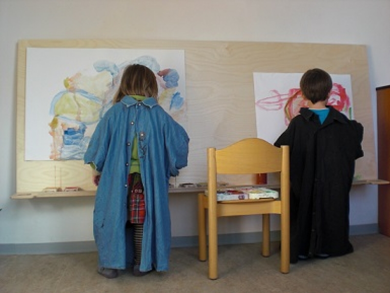 In unserem Kunstatelier sind die Kinder ungestört und lassen ihre Seele baumeln! Hier gerade an der Malwand.